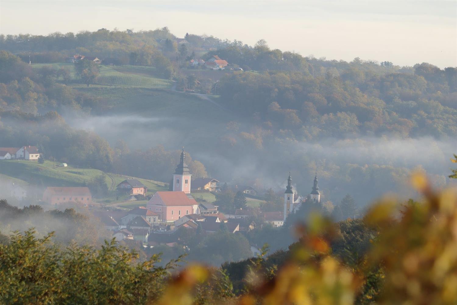 Le village de Chichée dans la brume du matin, au creux de la vallée du Serein