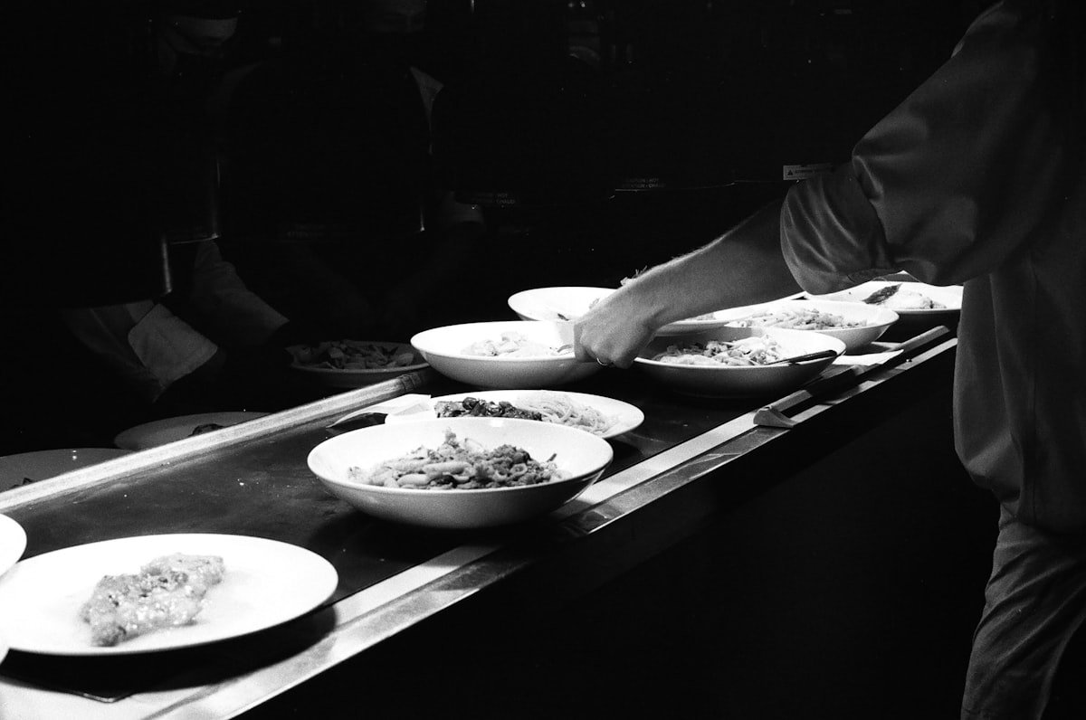 Le chef dressant une assiette en cuisine